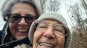 Ein Selfie von zwei älteren Damen, die in die Kamera lachen. 