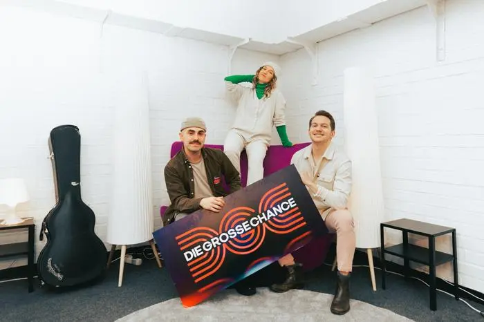 Gemeinsam mit den Bandkollegen Roberto Randazzo und Jacob Heidel will sie es wissen