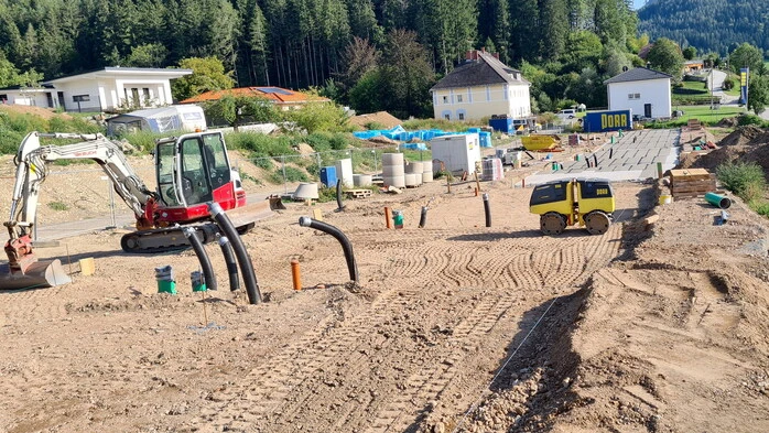 Eine Baustelle mit einem Bagger.