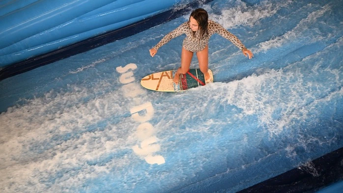 Eine Frau auf einem Surfbrett reitet die Wellen