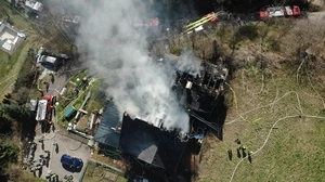 Eine Drohnenaufnahme vom Brand in St. Veit. Rauch steigt aus einem Haus hervor.