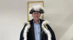 Ein Mann mit blauem Umhang und dreieckigem Hut  | Siegfried Smetanig ist der neue Herzog der Faschingsgilde St. Veit 