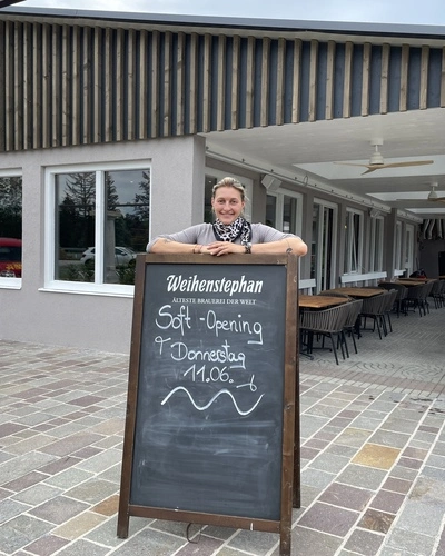 Eine Frau vor einem modernen Gebäude 