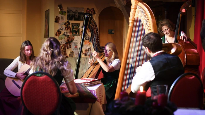 Am Samstag fand das traditionelle Konzert in der Voradventzeit von „Da-8-Gsong“ und dem „Kärntner Hafenklang“ auf Schloß Albeck statt.