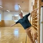 Eine Frau hängt an einer Sprossenwand in einem Turnsaal. | Marieke Scherer bietet nun Motopädagogik in Feldkirchen an