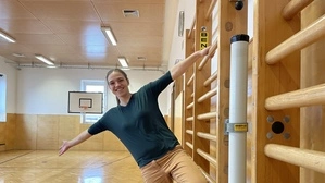 Eine Frau hängt an einer Sprossenwand in einem Turnsaal. | Marieke Scherer bietet nun Motopädagogik in Feldkirchen an