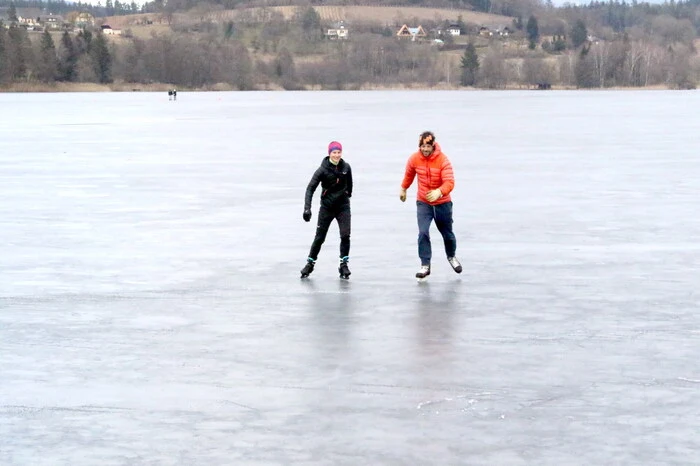 Aber nicht nur Schlittschuhläufer - auch Fußgänger wurden am 1,6 Kilometer langen Rundkurs gesichtet, um sich sportlich zu betätigen. 