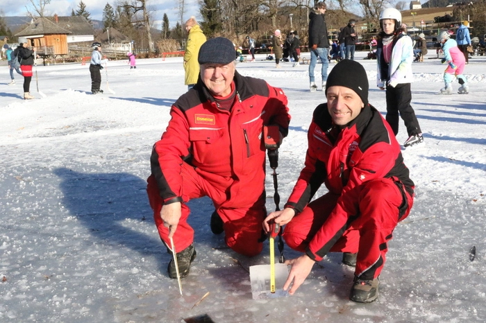Eismeister Lorenz Brausam und Eislaufverein Wörthersee-Obmann René Riepan freuen sich über eine 12,5 Zentimeter dicke Eisschicht.