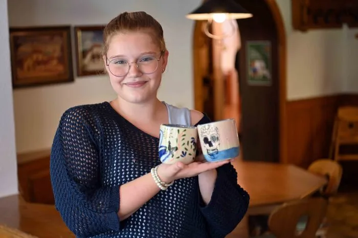 Tochter Magdalena Warmuth unterstützt den kreativen Kurs 
