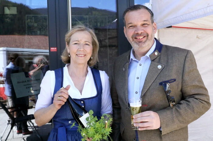 Klar, dass Marktplatz Mittelkärnten-Obfrau Ingrid Bachler und ihr Stellvertreter Niki Riegler, Geschäftsführer der Privatbrauerei Hirt, an diesem Tag mit der Sonne um die Wette strahlten (Foto).