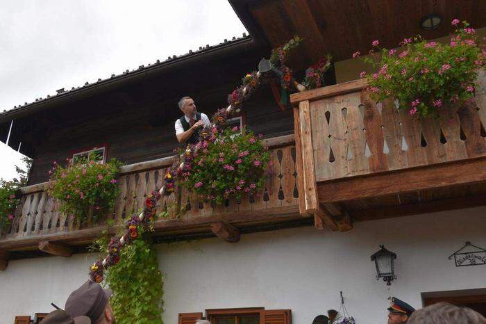 Vom Balkon des Stinglbauers wird die Freyung des Maxlaun-Marktes auf die Straße gehoben