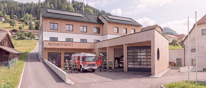Ein neues Gebäude mit einer Holzfassade und hellen Wänden.