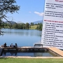 Ein See. Dahinter ein Schreiben, das als Warnung galt 