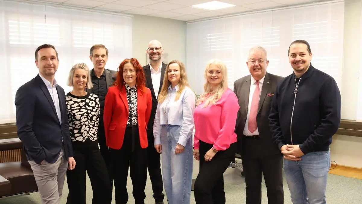 Baumgartner, Stromberger, Stadtamtsleiter Hubert Madrian, Krainer, WK-Bezirksstellenleiter Robert Schratt, Popa, Junge Wirtschaft-Bezirksvorsitzende Anamaria Gassinger, Zemrosser und WK-Bezirksstellenobmann Walter Sabitzer (von links)