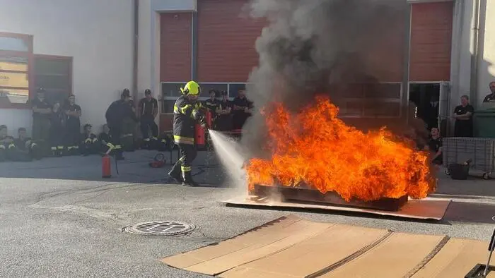Ein Feuerwehrmann versucht, einen Brand zu löschen.