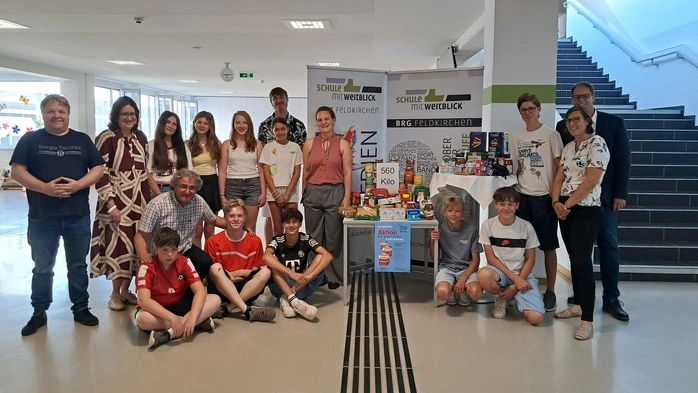 Einige Schüler und Lehrer posieren in der Schule für ein Foto.