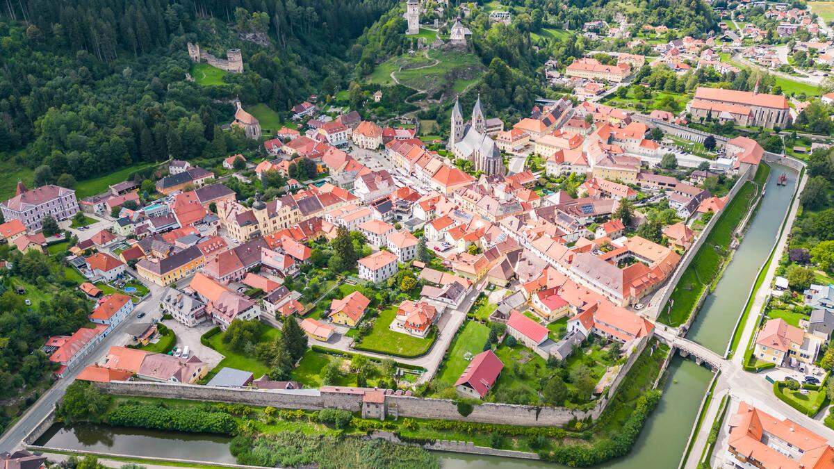 Beeindruckender Blick von oben auf die Stadt Friesach