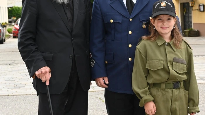 Die heilige Messe wurde von Pater Anton (links)  zelebriert. Die Jungfeuerwehr, Trachtenfrauen und die Trachtenkapelle Zweinitz umrahmten die Feierlichkeiten. 