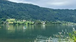 Ein See vom Ufer aus fotografiert.