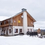 Das Jufa-Hotel  auf der Hochrindl ist schon mit Schnee bedeckt 