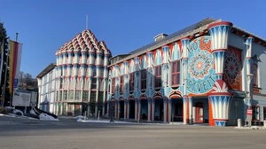 Ein rot-blauer Baukomplex unter blauem Himmel  | Der Fuchspalast hätte ein Denkmal der Stadt werden sollen 