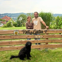 Peter und Isabella Seifert in ihrem „RastGarten“