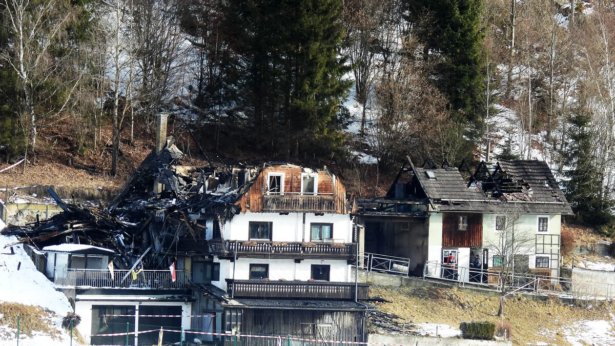 Eine Brandruine in Gnesau  | Der Dachstuhl ist komplett abgebrannt 