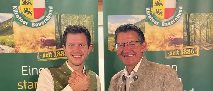 Zwei Männer geben sich einen Handschlag