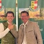 Zwei Männer geben sich einen Handschlag 