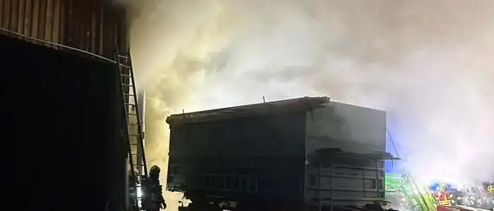 Durch das rasche Eingreifen der umliegenden Feuerwehren konnte ein Übergreifen der Flammen auf  ein anderes Wirtschaftsgebäude verhindert werden