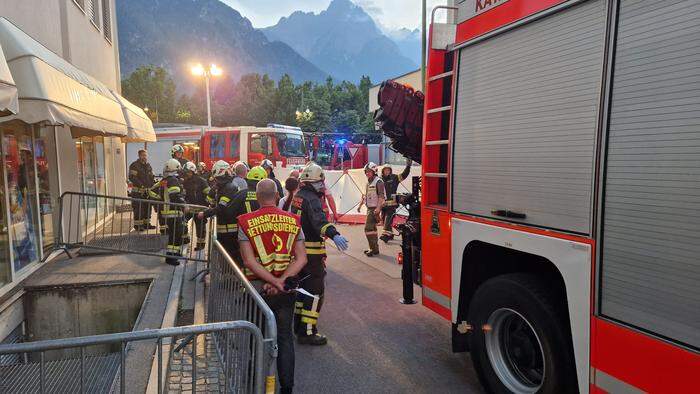 Die Rettungskräfte konnten das Mädchen verletzt bergen