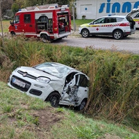 Eines der am Unfall beteiligten Autos wurde in den Straßengraben geschleudert