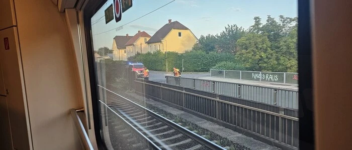 Etwa zwei Stunden lang saßen rund 120 Fahrgäste Samstagabend in einem Railjet fest 