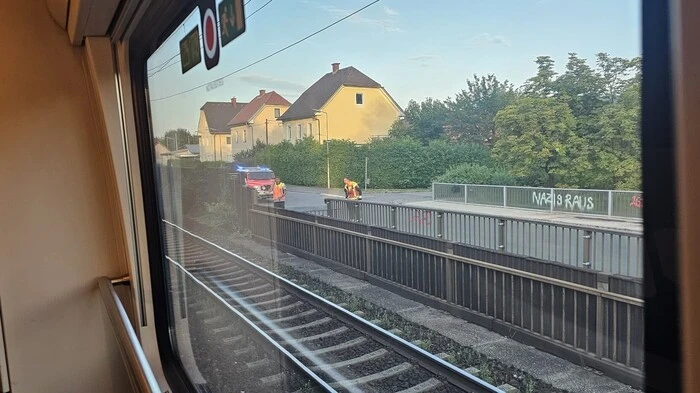 Railjet steht Samstagabend auf der Bahnüberführung Rosentaler Straße 