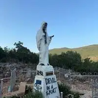 Graffitis auf einer der Marienstatuen 