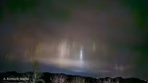 Lichtsäulen, ein optisches Wetterphänomen am Nachthimmel  | Die Lichtsäulen waren über eine halbe Stunde lang deutlich zu sehen 