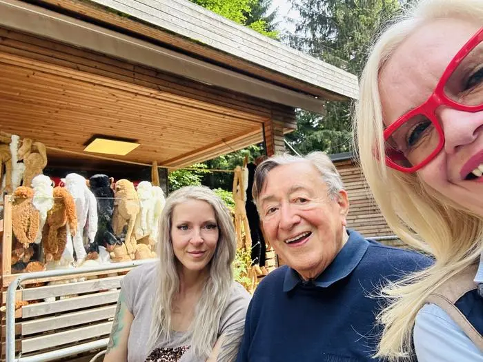 „Mörtel“ vor wenigen Wochen mit Affenberg-Chefin Svenja Gaubatz (rechts) und seiner Simone, die er zwei Tage später in Wien geheiratet hat