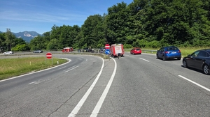 Man sieht eine lang gezogene Kurve und darin in erster Linie Einsatzfahrzeuge