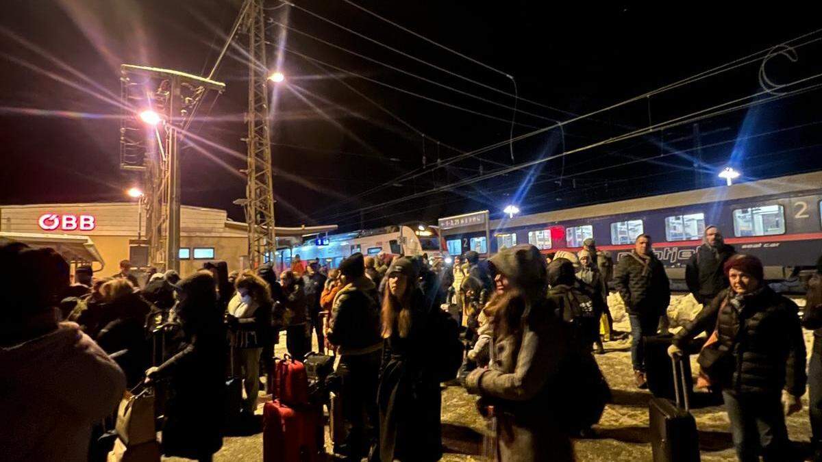 Mehrere Züge waren betroffen, hunderte Passagiere mussten warten