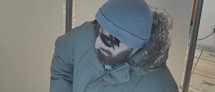 Mann mit Haube, Bart und Sonnenbrille