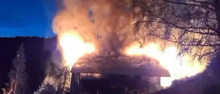 Das Holzhaus brannte bis auch die Grundmauern nieder