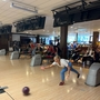 Eine Frau wirft eine Bowlingkugel | An die Kugel und los: beste Stimmung beim Bowling Cup in Villach