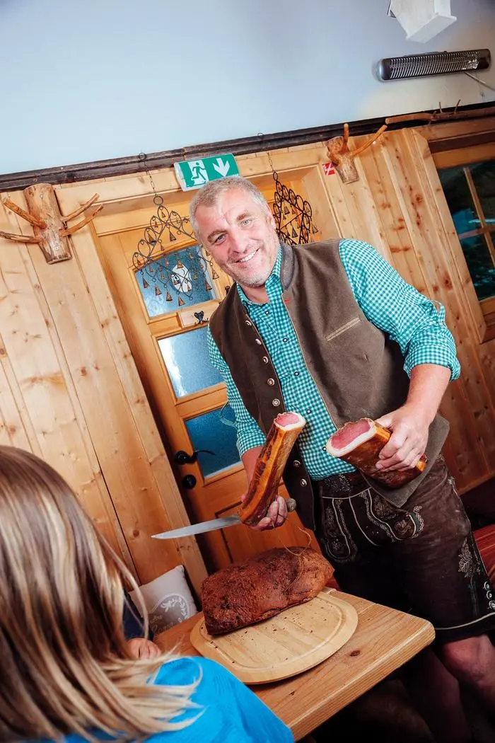 Johann Maier servierte am Samstag das erste Mal in dieser Saison