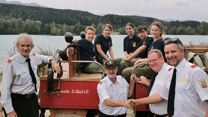 Beim historischen Löschwagen: Ulrich Steiner, Peter Prettner, Hannes Karitnig, Kommandant-stellvertreter Florian Zechner, hinten rechts Probefeuerwehrfrau Sophie Steiner mit der FF-Jugend