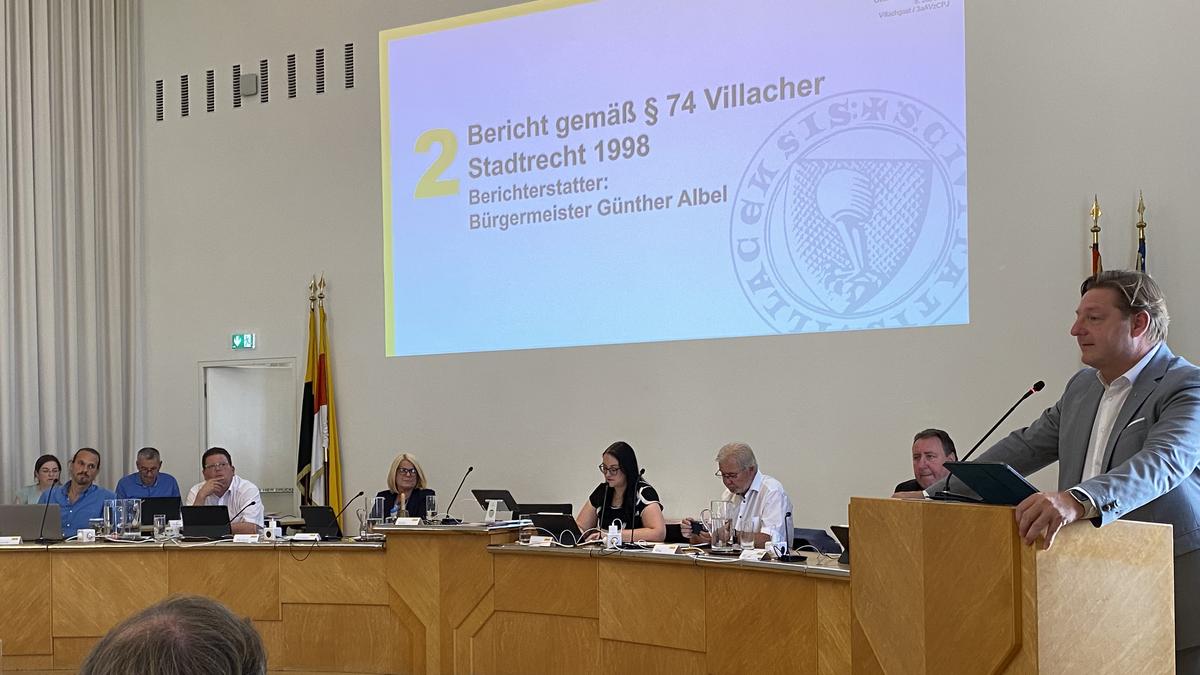 Bürgermeister Günther Albel (SPÖ) ließ über einen kuriosen Schritt abstimmen: einen 18-Millionen-Kredit für Mitarbeiterlöhne