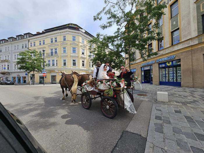 Mit einer Kutsche fuhr das Paar zur Tafel ins Voco Lagana