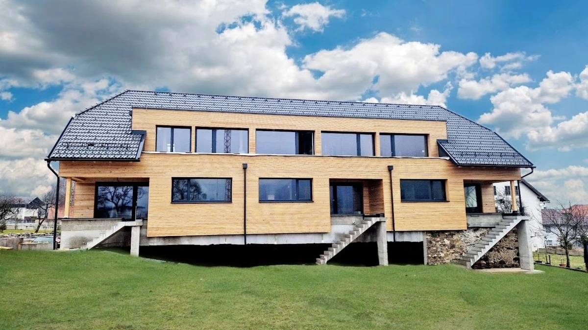 Aus einem alten Bauernhaus wurde ein modernes Wohn- und Arbeitsgebäude