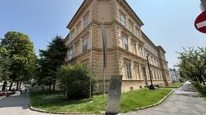 An vielen Schulen im Land, wie beim Peraugymnasium in Villach, wurde die schwarze Fahne gehisst