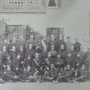 Sehr altes Foto von einer Feuerwehrmannschaft, die Aufstellung genommen hat