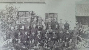 Sehr altes Foto von einer Feuerwehrmannschaft, die Aufstellung genommen hat